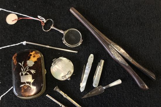 Silver-mounted tortoiseshell purse, silver-mounted glove stretchers, silver quizzing glass, swizzle stick, penknives, etc